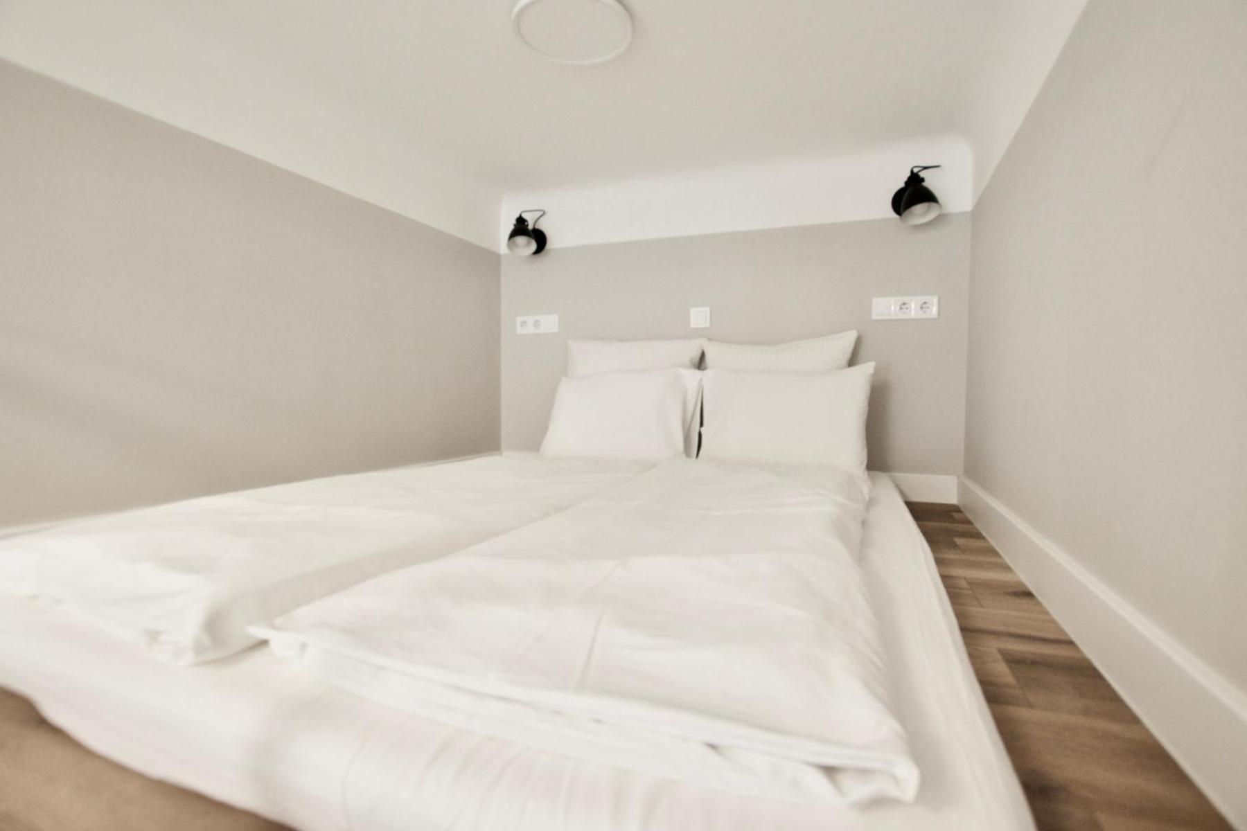 Standard By Hi5-mini Flat In The Center